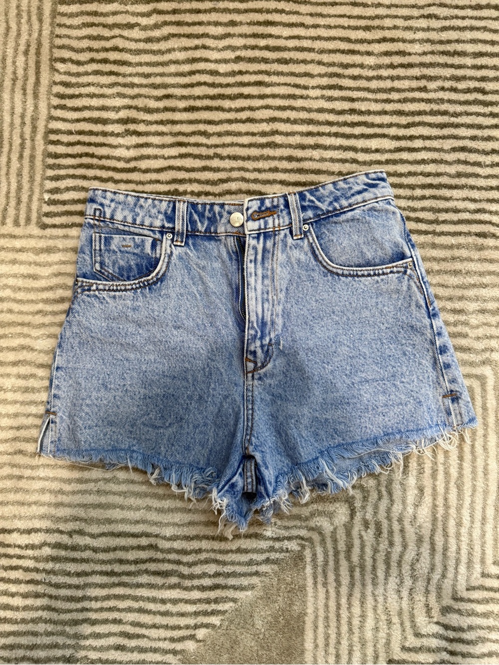 Zara Light Wash Denim Women’s High-Rise Cutoff Shorts